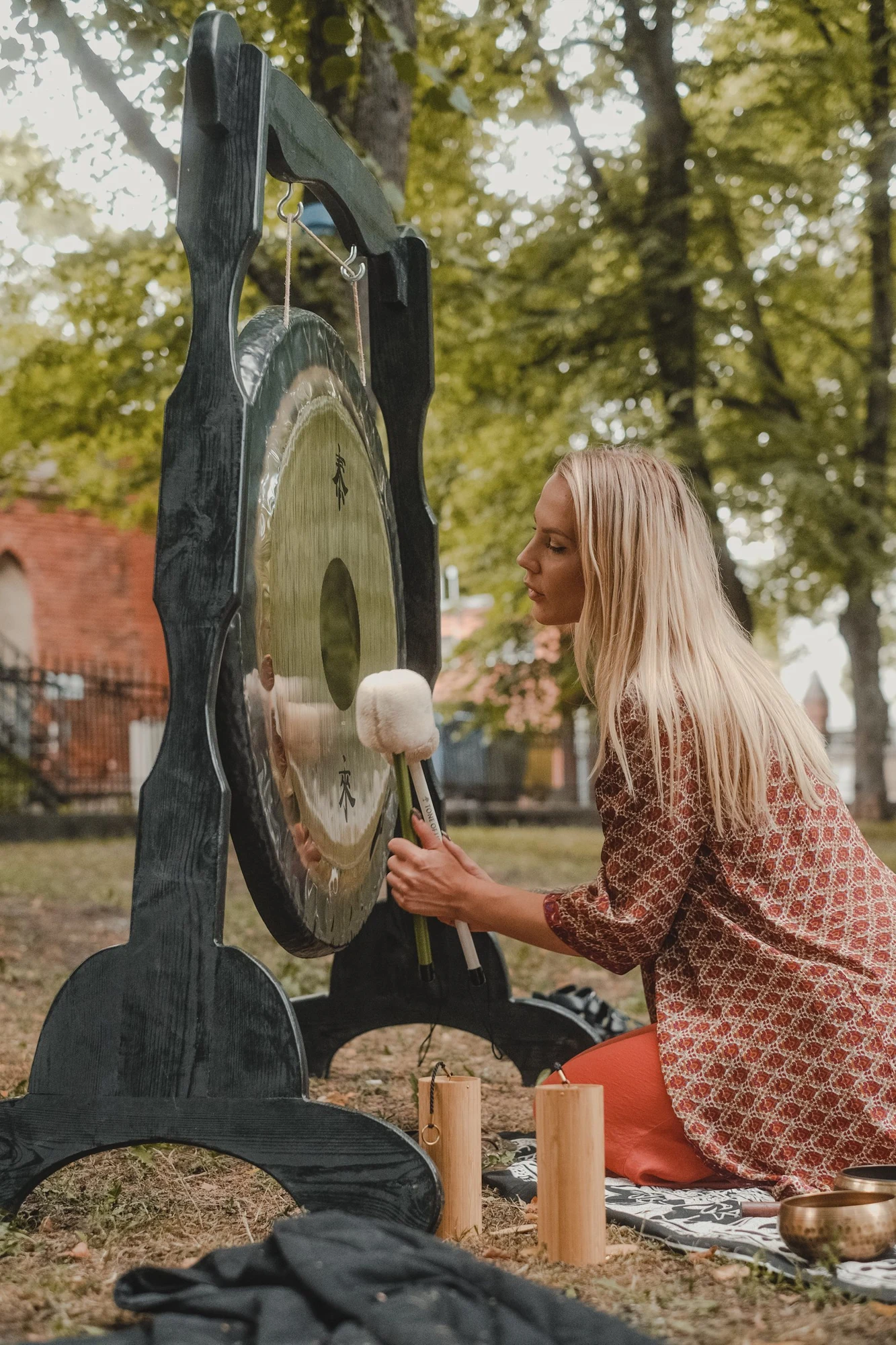 Kristiāna Bērena Rautenfelda guides a sound meditation by the gong.