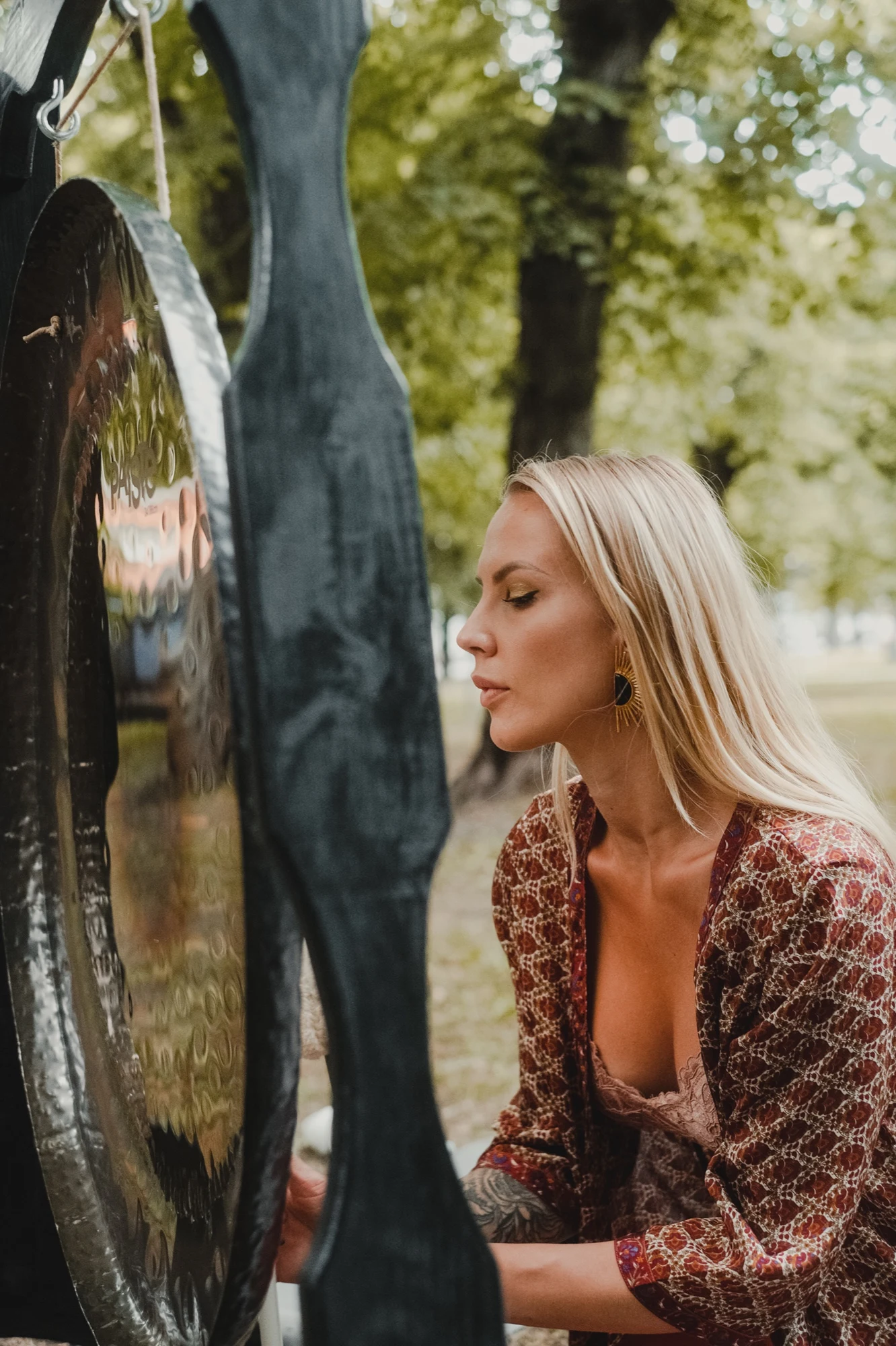 Kristiāna Bērena Rautenfelda during a peaceful sound practice by the gong.